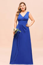 Vestido de dama de honor plus size em chiffon sem mangas azul royal com decote em V e vestido de noiva simples