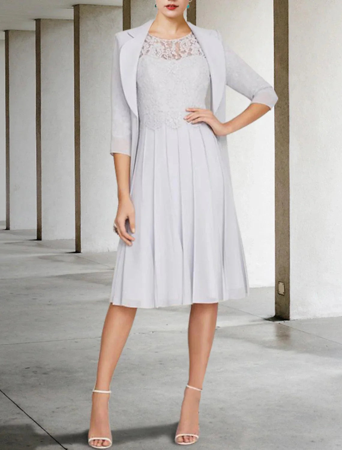 Vestido de mãe da noiva em duas peças, corte A, elegante, decote em V, comprimento até ao joelho, cetim, renda, manga curta, com pregas