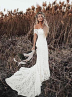 Abito da sposa con scollo a barchetta, maniche corte, applicazioni di pizzo a tromba/sirena e strascico da corte