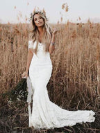 Abito da sposa con scollo a barchetta, maniche corte, applicazioni di pizzo a tromba/sirena e strascico da corte