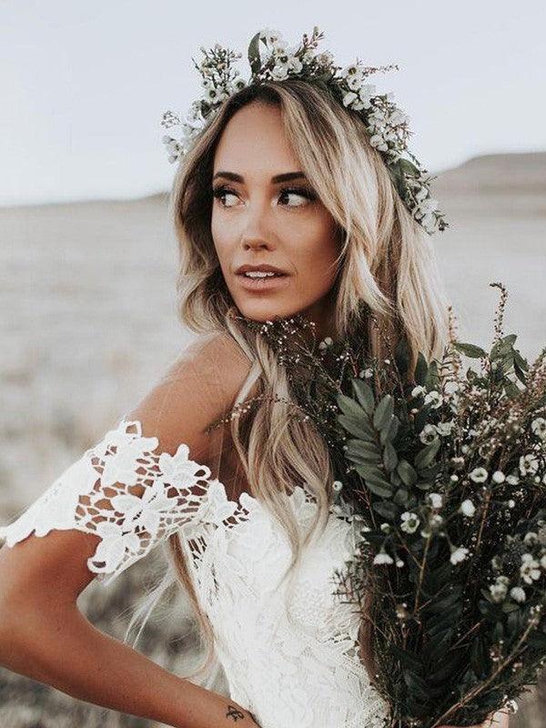 Abito da sposa con scollo a barchetta, maniche corte, applicazioni di pizzo a tromba/sirena e strascico da corte