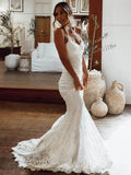 Abito da sposa con scollo a V, senza maniche, strascico a coda e pizzo su fodero/colonna