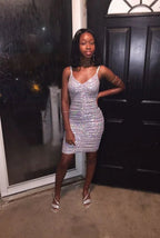 Wunderschönes V-Ausschnitt Weißes Paillettenkleid Partykleid Cocktailkleid Kurzes Homecoming-Kleid Y830