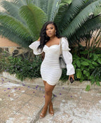 Robe drapée pour femmes à encolure carrée, manches pétales et jupe courte sur support indépendant blanc - Tenue pour le 18e anniversaire, robe courte pour le bal de fin d'études Y646