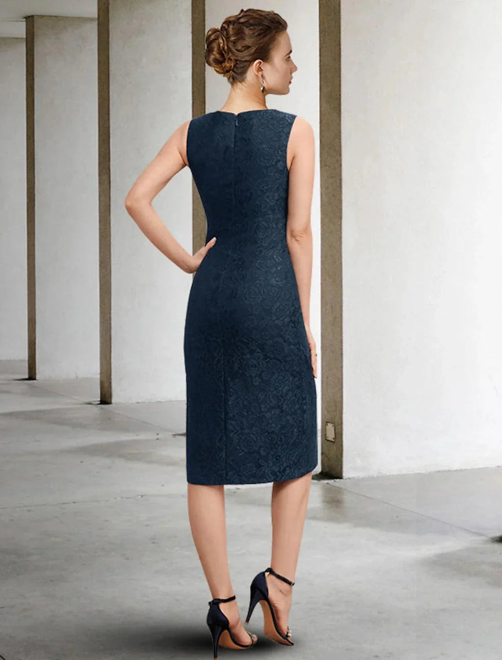 Vestido de mãe da noiva de duas peças, estilo coluna, plus size, elegante, decote em joia, comprimento até ao joelho, chiffon, renda, sem mangas, com aplicações de missangas, outono