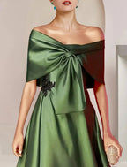 Zweiteiliges A-Linien-Kleid für die Mutter der Braut, formelle Hochzeitsgastparty, elegantes trägerloses, knielanges Charmeuse-Kleid mit Pailletten und ärmellosen Schals mit Perlenapplikationen