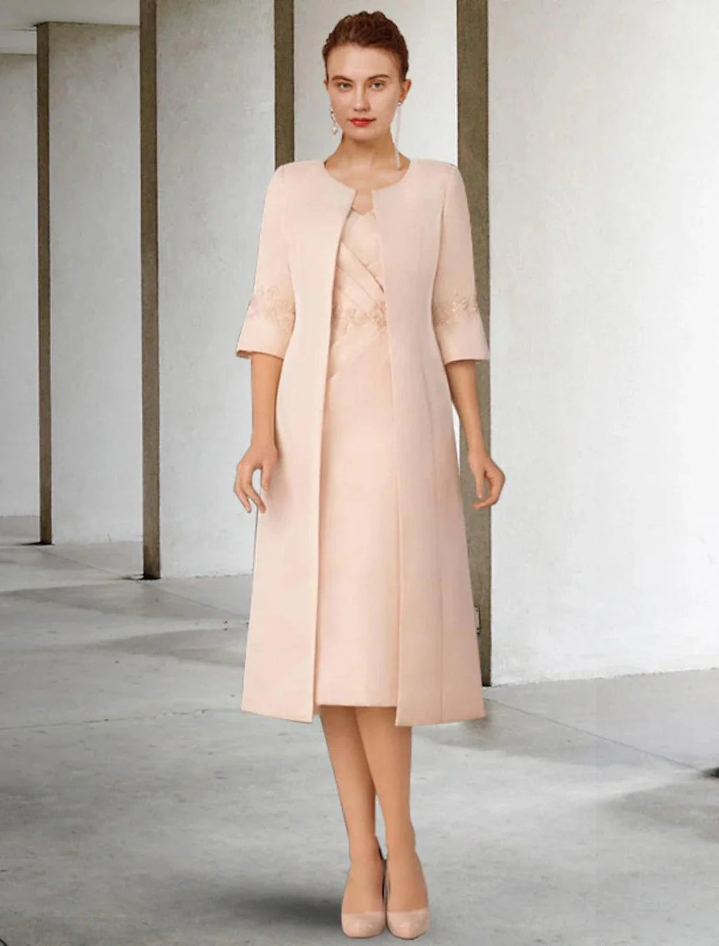 Zweiteiliges Etuikleid/Säulenkleid für die Brautmutter, elegant, für die Kirche, für den Winter, mit Jacke, kurze Ärmel, V-Ausschnitt, knielang, Spitze, Stretch-Chiffon, Applikationen, seitlich drapiert