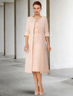 Zweiteiliges Etuikleid/Säulenkleid für die Brautmutter, elegant, für die Kirche, für den Winter, mit Jacke, kurze Ärmel, V-Ausschnitt, knielang, Spitze, Stretch-Chiffon, Applikationen, seitlich drapiert