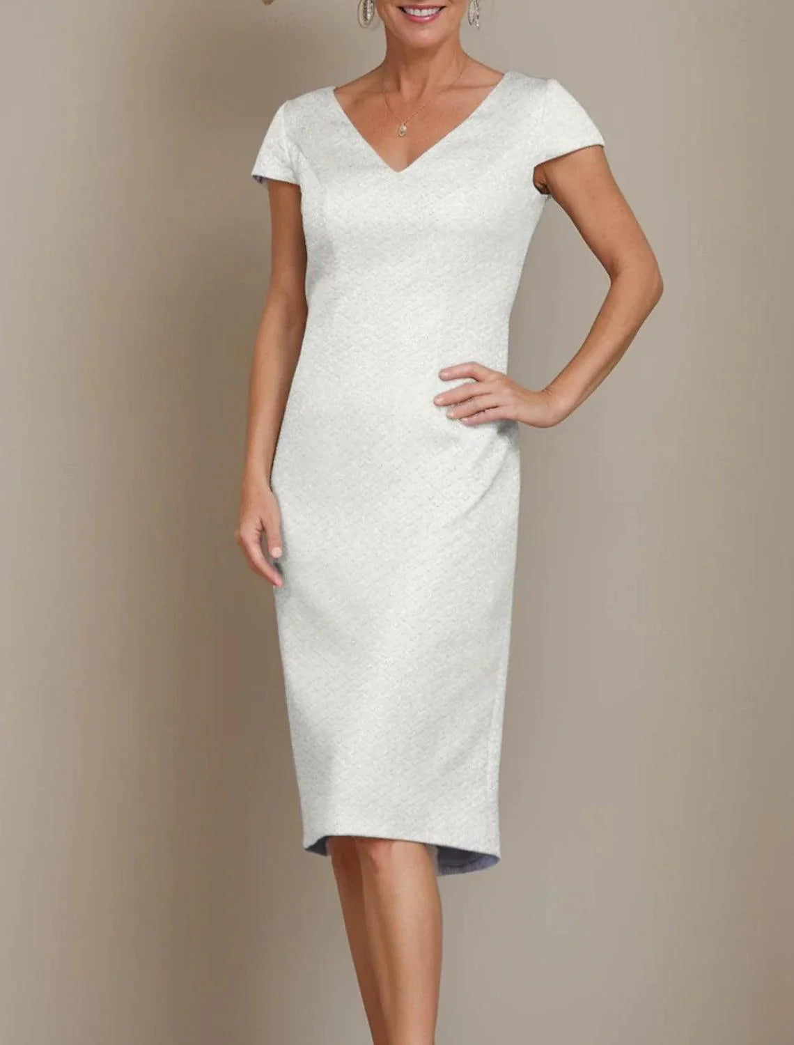 Vestido curto em cetim e poliéster, de duas peças, com decote em joia, comprimento até ao joelho, com meia manga e cristais, para mãe da noiva