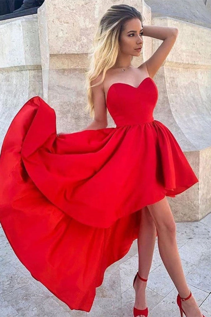 Vestido de festa curto em cetim vermelho, decote alto e baixo