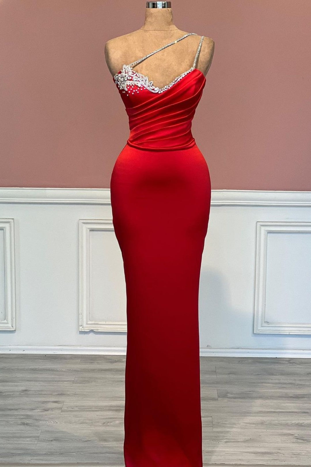 Vestido de festa comprido vermelho sereia de cetim sem mangas de um ombro só