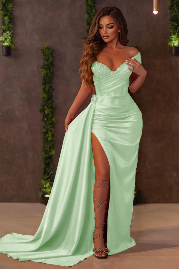Vestido de festa comprido verde escuro com decote em coração e folhos, estilo sereia, em cetim e racha