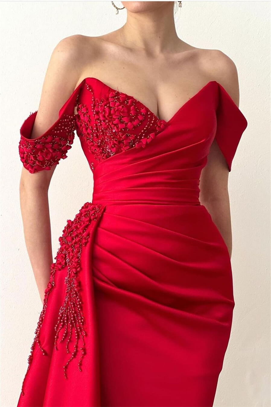 Vestido de festa comprido vermelho sereia ombro a ombro em cetim com folhos