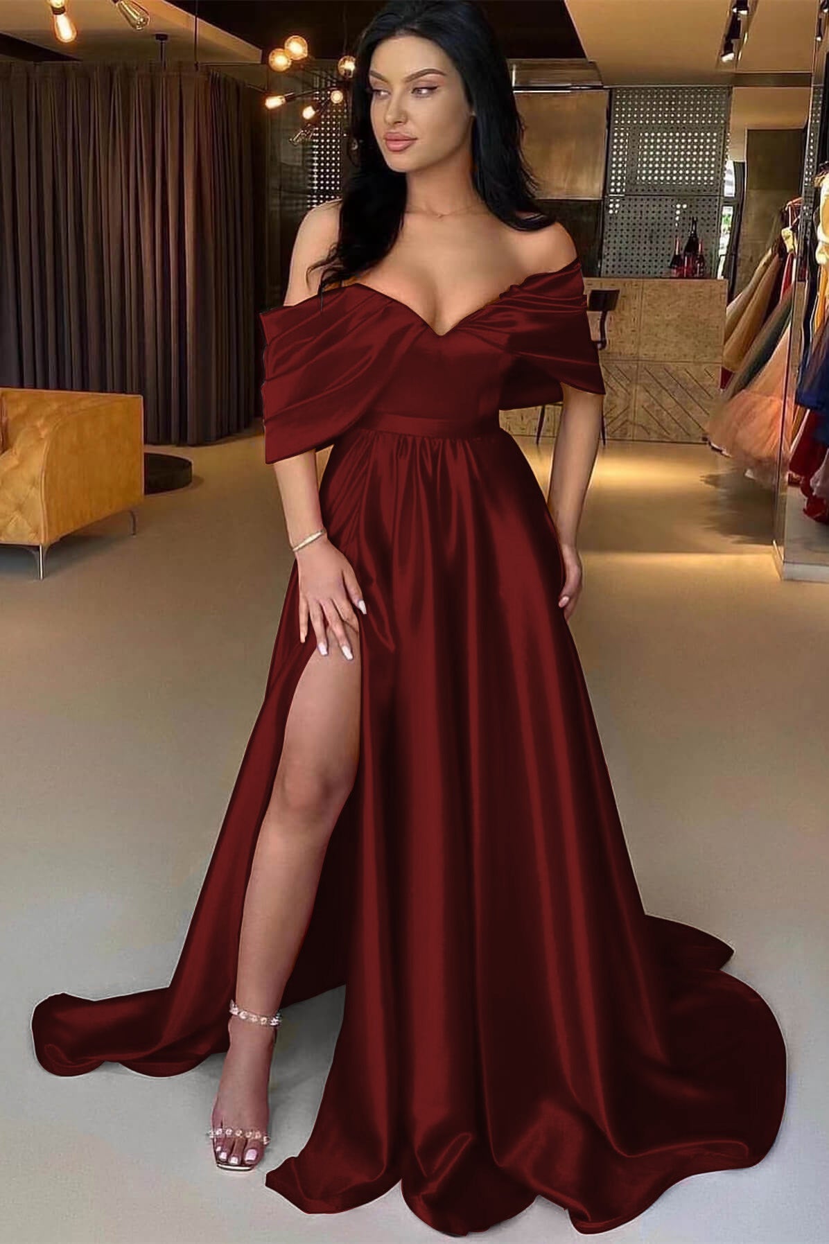 Vestido de festa formal vermelho comprido em cetim com decote em A e racha