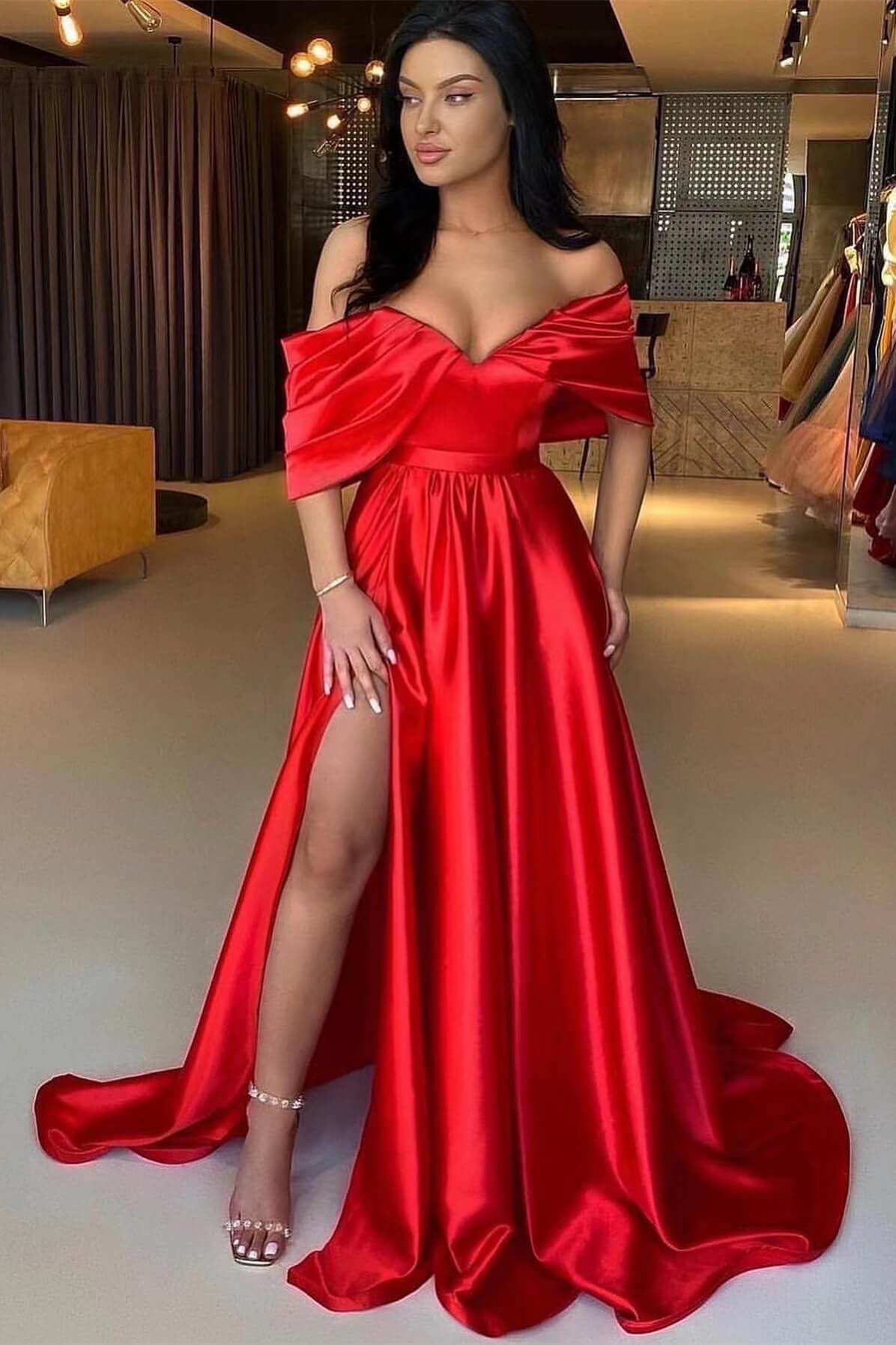 Vestido de festa formal vermelho comprido em cetim com decote em A e racha
