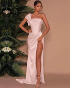 Vestido de festa comprido vermelho sem alças, um ombro só, sereia, racha frontal