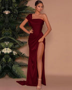 Vestido de festa comprido vermelho sem alças, um ombro só, sereia, racha frontal