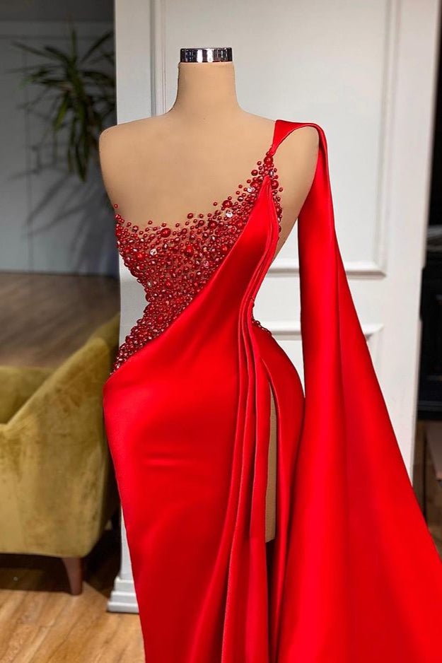 Vestido de noite comprido vermelho com folhos, missangas e um ombro só, estilo sereia, com racha