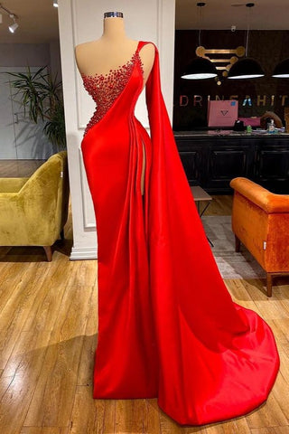 Vestido de noite comprido vermelho com folhos, missangas e um ombro só, estilo sereia, com racha