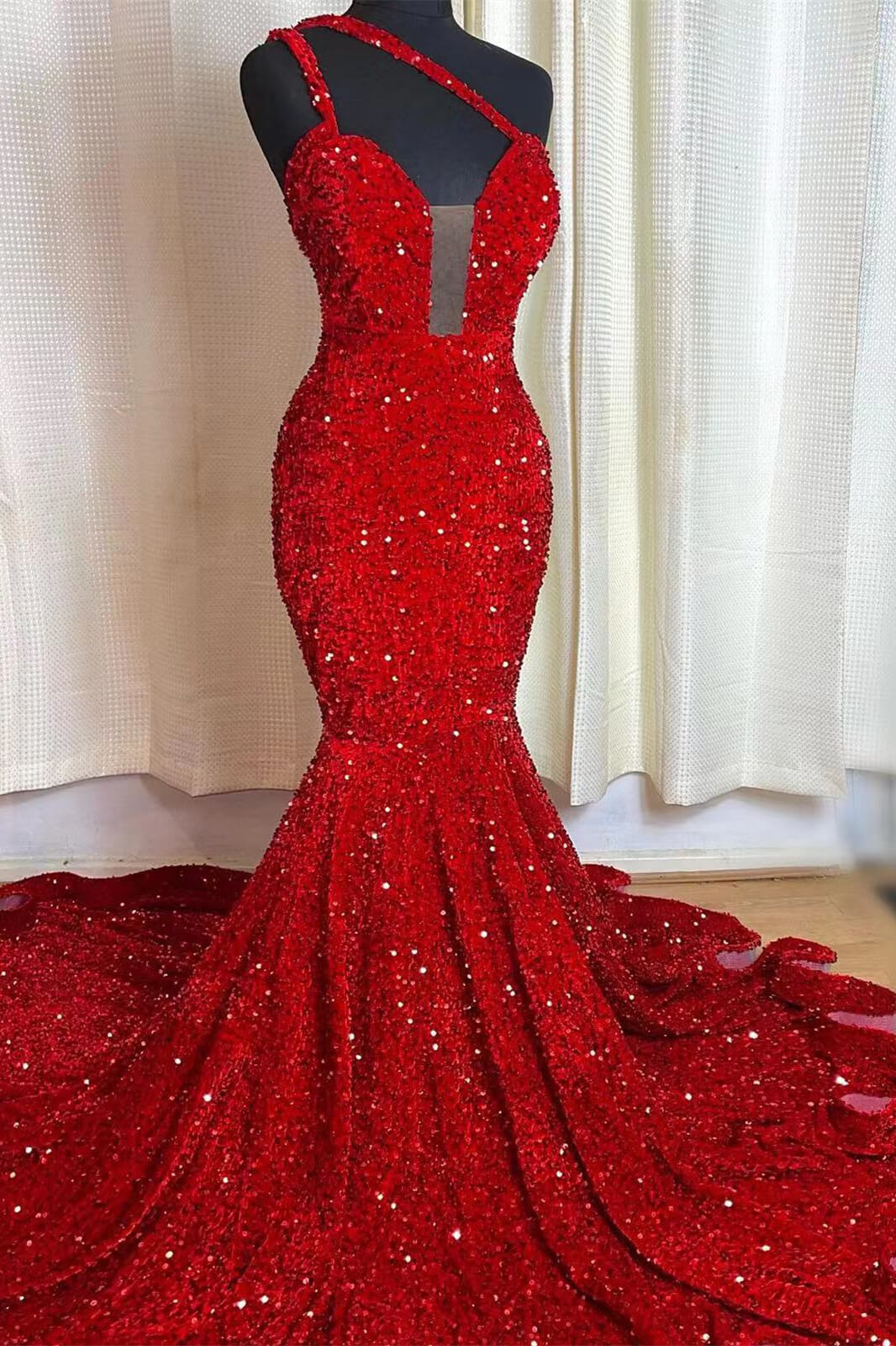 Elegante vestido de baile comprido vermelho com um ombro só e lantejoulas, sem mangas, estilo sereia