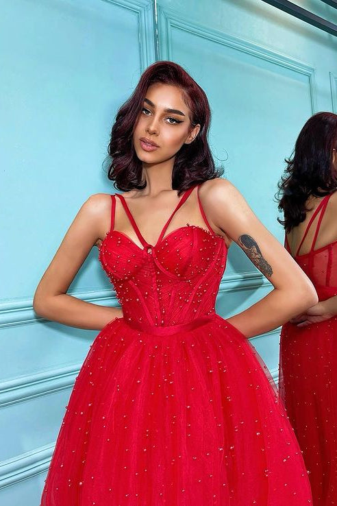 Vestido de festa curto vermelho com alças finas e corte A em tule