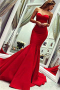 Vestido de noche largo sirena rojo de satén con escote corazón
