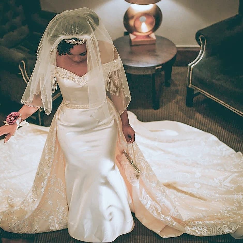 Retro Trägerlos-Nixen-Hochzeitskleid mit Überschleppe