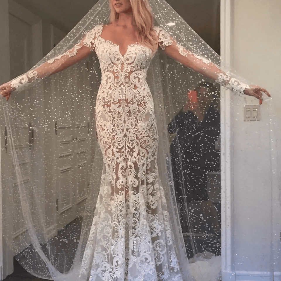 Romantisches langes Applikations-Rückenfreies Spitzen-Schwanzkleid in Elfenbein für Hochzeitskleider