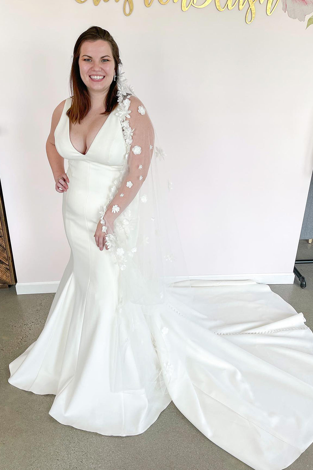 Romantisches langes Meerjungfrau-V-Ausschnitt Brautkleid mit breiten Trägern und offenem Rücken