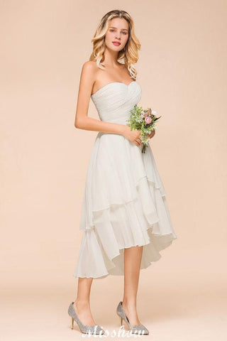 Romantisches weißes/elfenbeinfarbenes Sweetheart Hi-Lo Brautjungfernkleid Ärmelloses Strandhochzeitsgastkleid