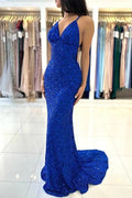 Robe de bal formelle longue et cintrée bleu royal à décolleté en V, bretelles spaghetti et dos nu pailletée