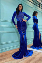 Vestidos de festa compridos em veludo azul royal com decote alto e racha frontal e mangas