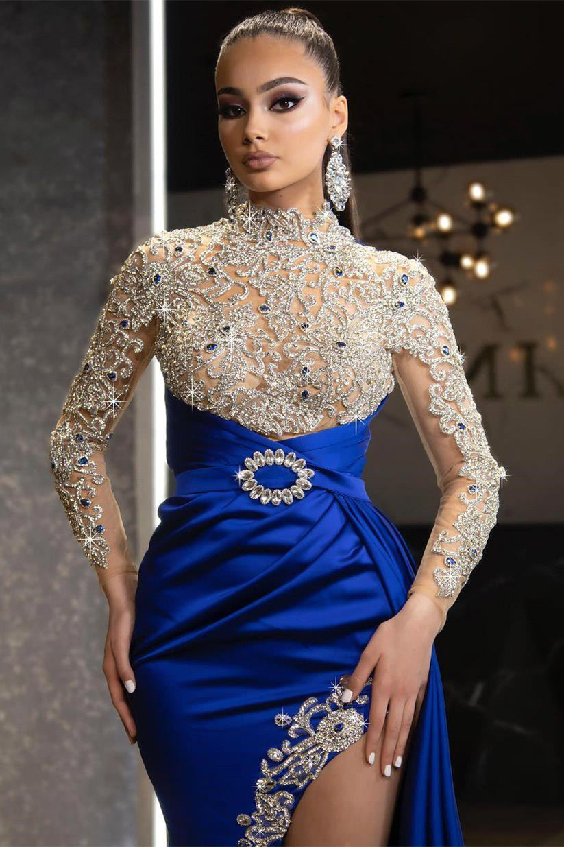 Vestido de festa azul royal com mangas compridas, folhos e missangas, estilo sereia, com racha
