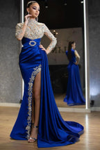 Vestido de festa azul royal com mangas compridas, folhos e missangas, estilo sereia, com racha