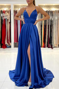 Vestido de fiesta satinado largo en azul real con tirantes finos, escote en V y abertura lateral
