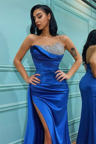 Vestido de noite comprido sereia azul royal sem alças com racha e missangas