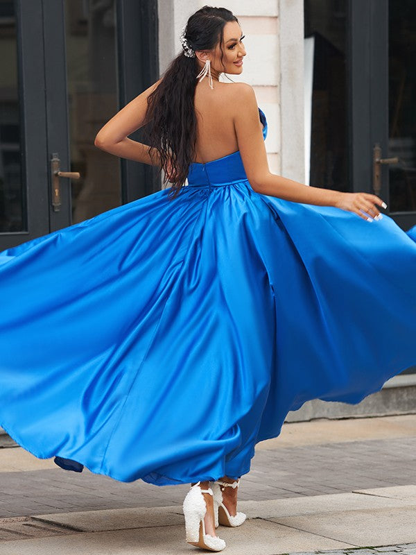 Vestido de baile comprido em cetim azul royal com decote em V e corte A