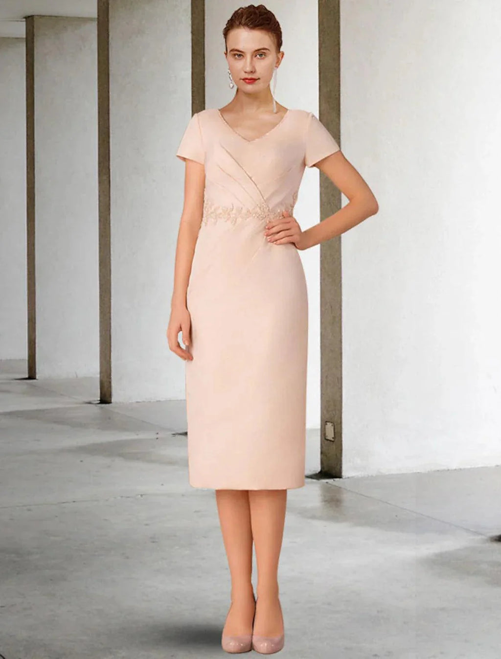 Zweiteiliges Etuikleid/Säulenkleid für die Brautmutter, elegant, für die Kirche, für den Winter, mit Jacke, kurze Ärmel, V-Ausschnitt, knielang, Spitze, Stretch-Chiffon, Applikationen, seitlich drapiert