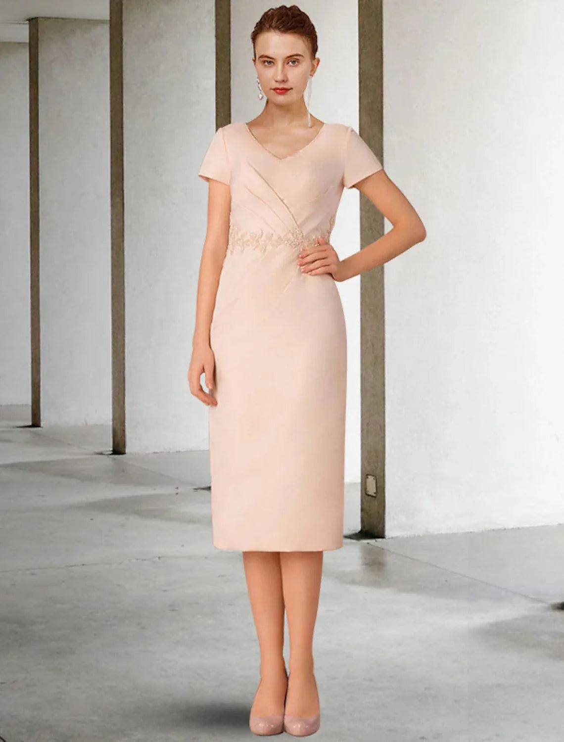 Zweiteiliges Etuikleid/Säulenkleid für die Brautmutter, elegant, für die Kirche, für den Winter, mit Jacke, kurze Ärmel, V-Ausschnitt, knielang, Spitze, Stretch-Chiffon, Applikationen, seitlich drapiert