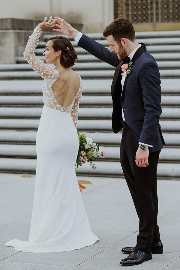 Trägerloses Brautkleid mit Spitzenrücken und Seitenschlitz