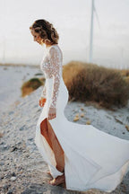 Trägerloses Brautkleid mit Spitzenrücken und Seitenschlitz
