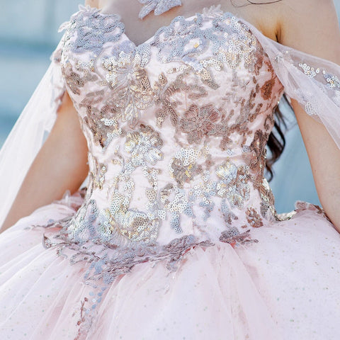 Ballkleid mit Pailletten und Cape-Ärmeln von Cinderella Couture 8064J