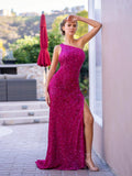 Abito da Ballo Lungo con Spacco e Spalle Scoperte in Paillettes Color Fuchsia a Sirena