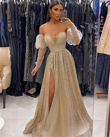 Champagnerfarbenes Abendkleid mit V-Ausschnitt, Pailletten, Schlitz vorne und langen Ärmeln