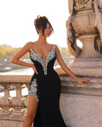 Sexy schwarzes langes Abendkleid aus Satin mit V-Ausschnitt und Applikationen und hohem Schlitz