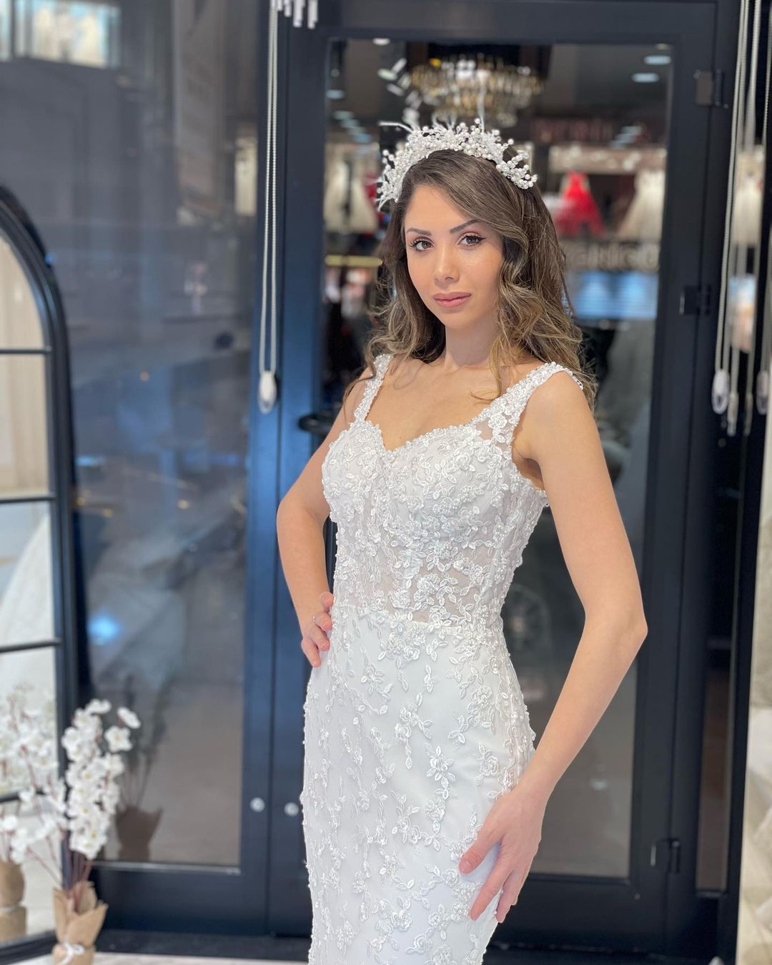 Sexy bodenlanges Trägerkleid mit Herzausschnitt, ärmelloses Meerjungfrau-Spitzenhochzeitskleid mit Schleppe