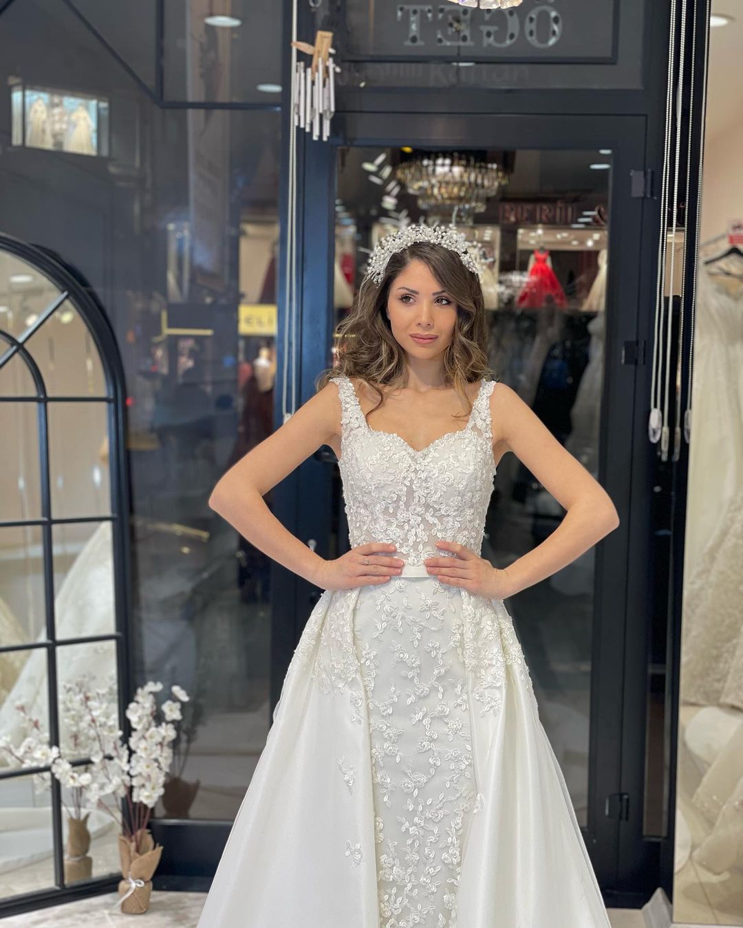 Sexy bodenlanges Trägerkleid mit Herzausschnitt, ärmelloses Meerjungfrau-Spitzenhochzeitskleid mit Schleppe