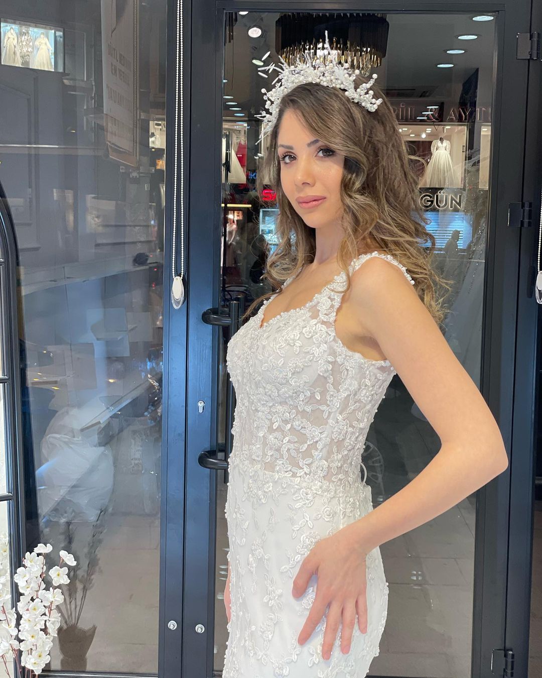 Sexy bodenlanges Trägerkleid mit Herzausschnitt, ärmelloses Meerjungfrau-Spitzenhochzeitskleid mit Schleppe
