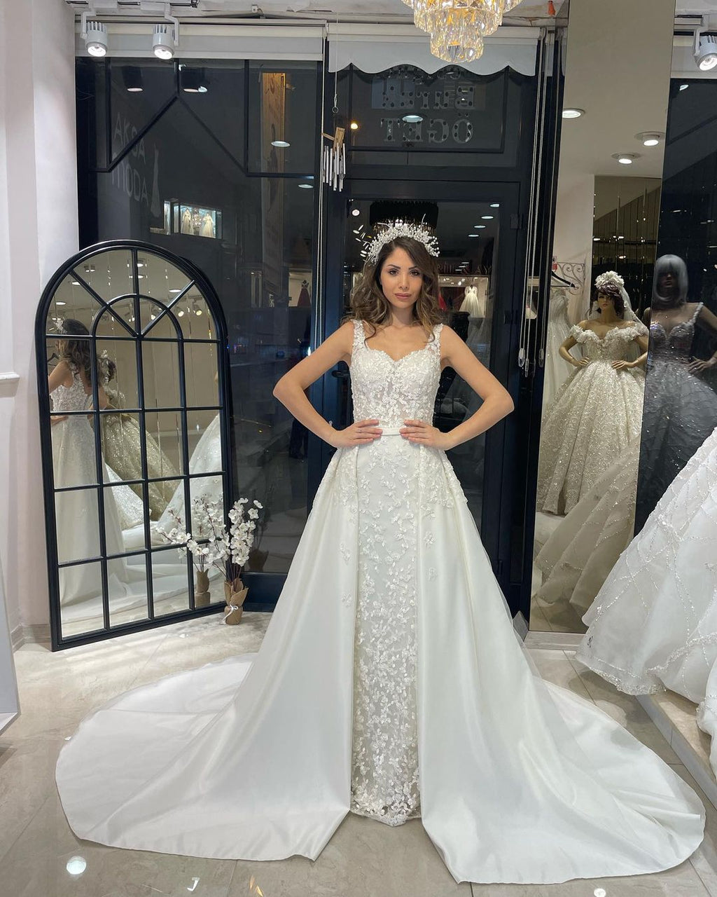Sexy bodenlanges Trägerkleid mit Herzausschnitt, ärmelloses Meerjungfrau-Spitzenhochzeitskleid mit Schleppe