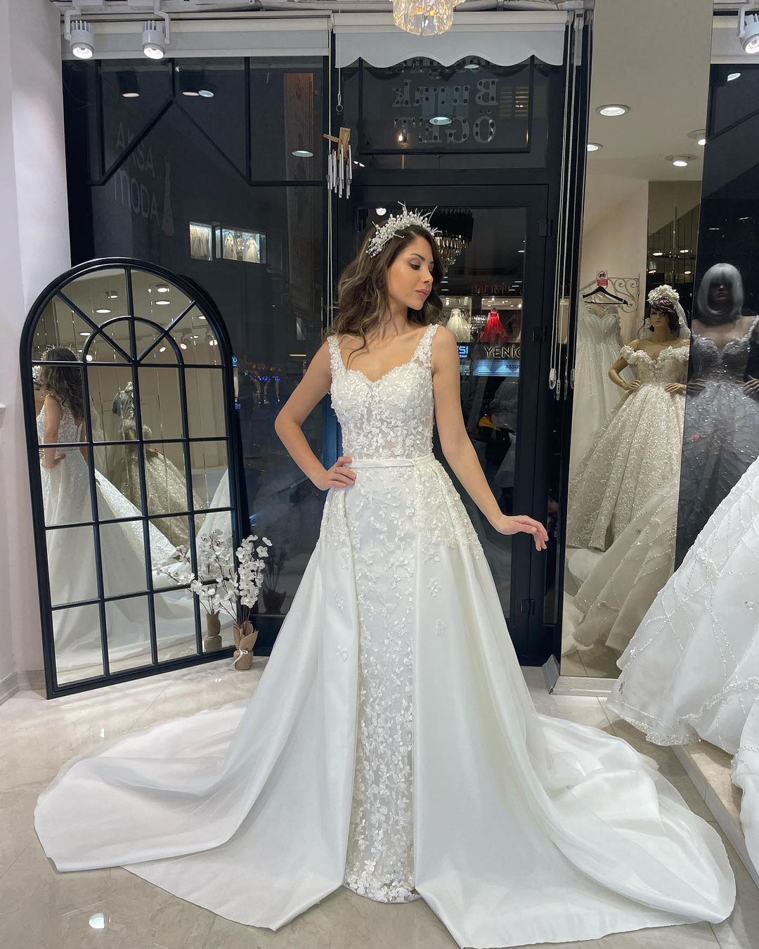 Sexy bodenlanges Trägerkleid mit Herzausschnitt, ärmelloses Meerjungfrau-Spitzenhochzeitskleid mit Schleppe